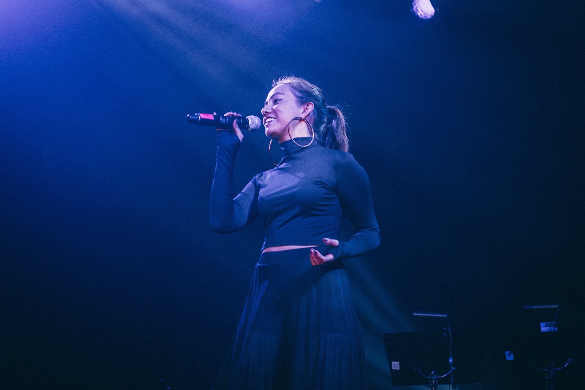 Fotografía de chica cantante