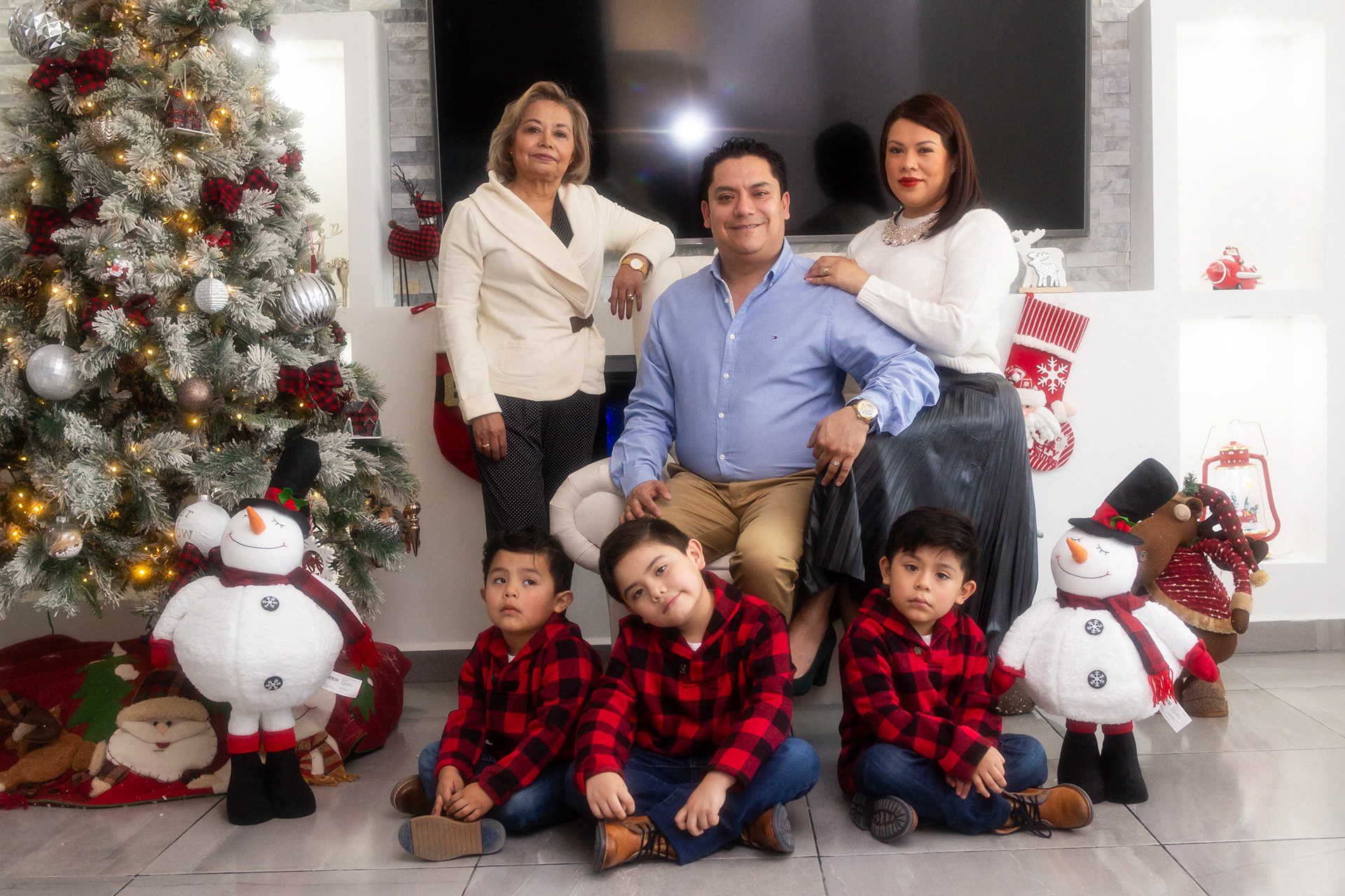 Familia jugando en el parque